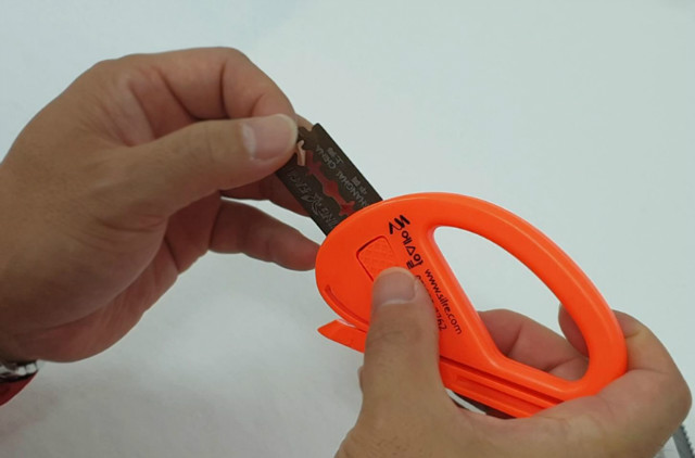 SR-WRAP-TOOLS-cutter.jpg